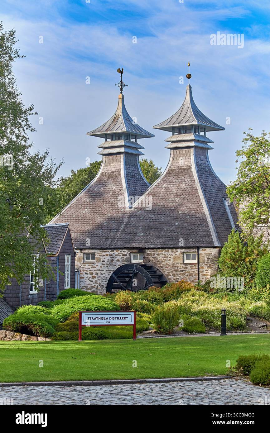 Distillerie Strathisla Keith Écosse les ventilateurs Doig jumeaux ou coupoles avec arbres et jardin un matin en été Banque D'Images