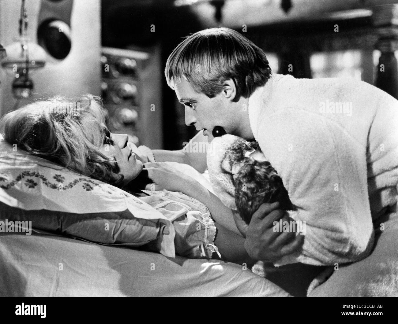 12 décembre 2022 : Tammy Grimes, David McCallum, sur le plateau du film, ''trois bouchées de la pomme'', MGM, 1967 (crédit image : © JT Vintage/Glasshouse via ZUMA Press Wire) Banque D'Images