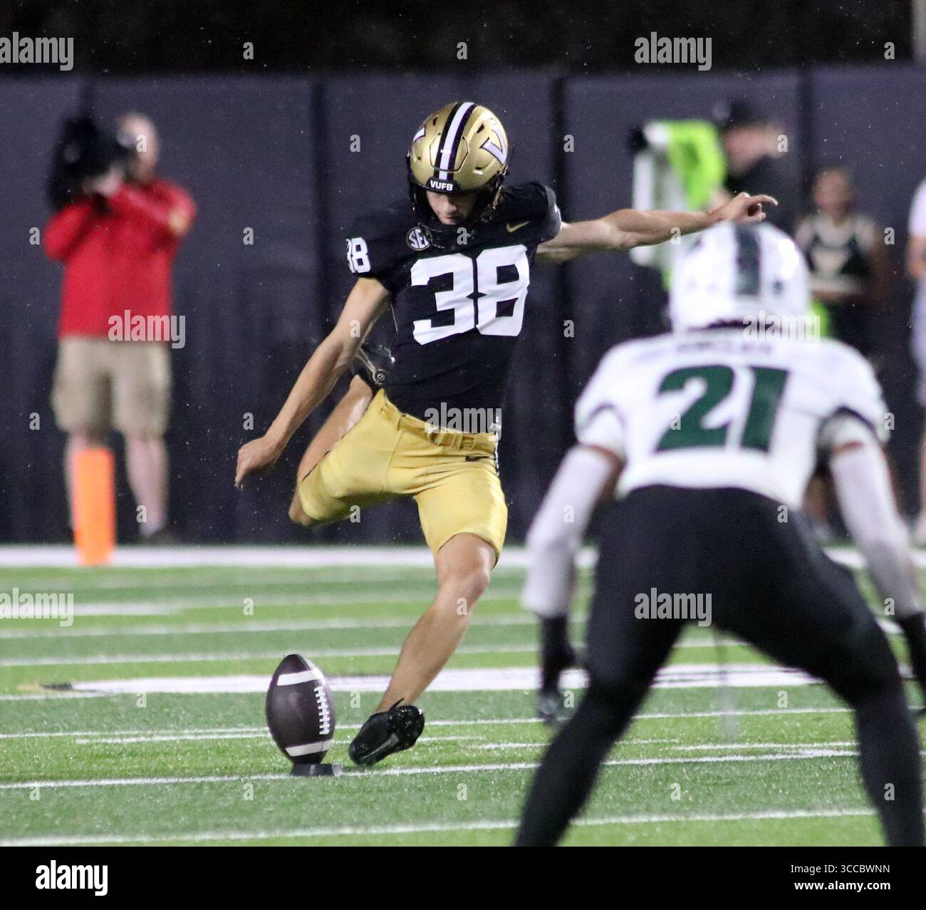 26 août 2023 - le kicker Will Faris #38 des Commodores de Vanderbilt débute lors d'un match entre les Commodores de Vanderbilt et les Rainbow Warriors d'Hawaï au FirstBank Stadium de Nashville, TN - Michael Sullivan/CSM (crédit image : © Michael Sullivan/CSM via ZUMA Press Wire) Banque D'Images 26 août 2023 - le kicker Will Faris #38 des Commodores de Vanderbilt débute lors d'un match entre les Commodores de Vanderbilt et les Rainbow Warriors d'Hawaï au FirstBank Stadium de Nashville, TN - Michael Sullivan/CSM (crédit image : © Michael Sullivan/CSM via ZUMA Press Wire) Banque D'Images
