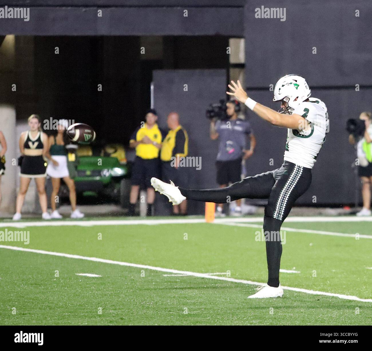 26 août 2023 - le kicker Matthew Shipley #2 des Rainbow Warriors d'Hawaii lors d'un match entre les Commodores de Vanderbilt et les Rainbow Warriors d'Hawaii au FirstBank Stadium de Nashville, TN - Michael Sullivan/CSM (crédit image : © Michael Sullivan/CSM via ZUMA Press Wire) Banque D'Images 26 août 2023 - le kicker Matthew Shipley #2 des Rainbow Warriors d'Hawaii lors d'un match entre les Commodores de Vanderbilt et les Rainbow Warriors d'Hawaii au FirstBank Stadium de Nashville, TN - Michael Sullivan/CSM (crédit image : © Michael Sullivan/CSM via ZUMA Press Wire) Banque D'Images