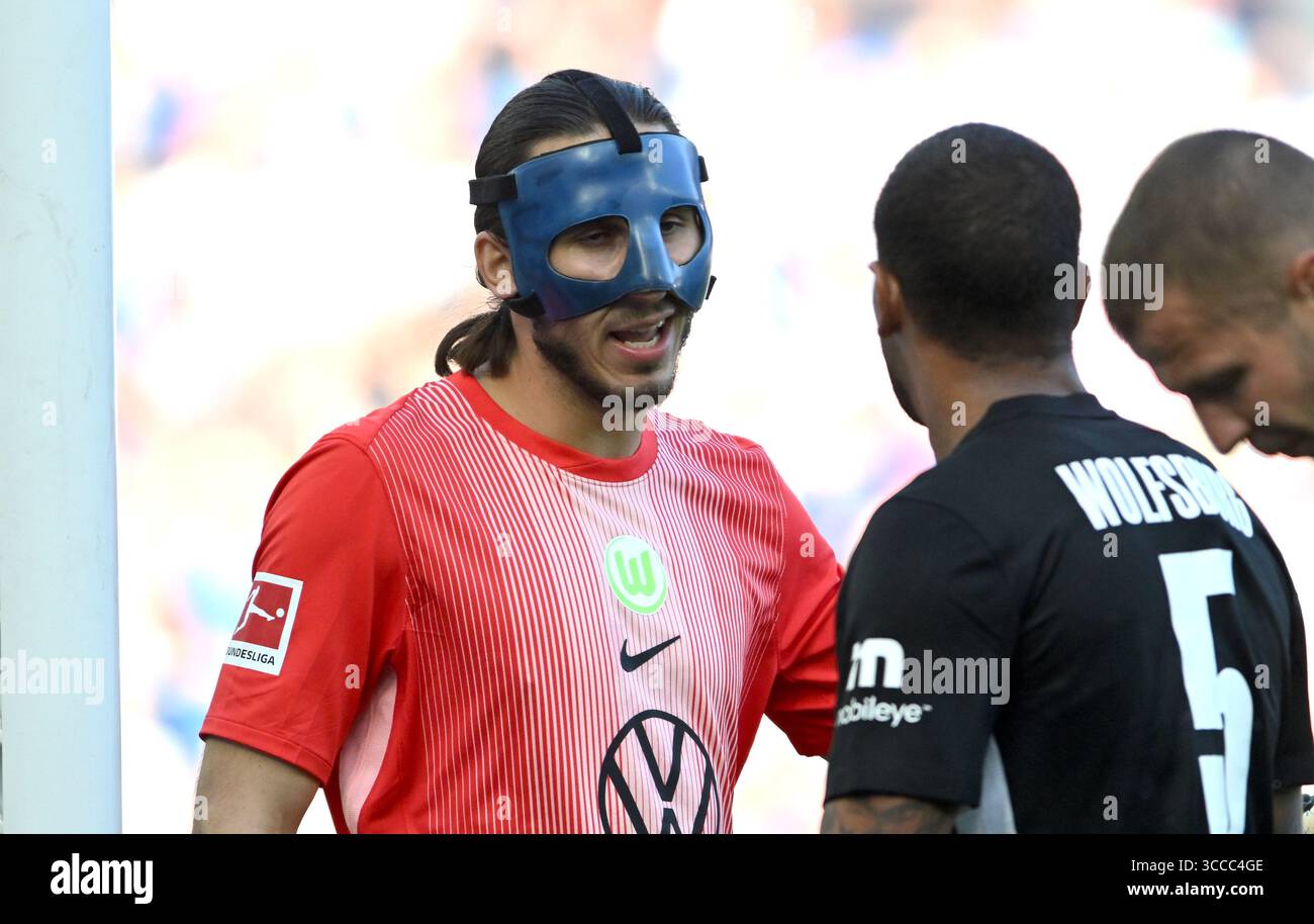 Le gardien de but Wolfsburg Kamil Grabara portant un masque de protection lors du match amical d'avant-saison entre Brighton et Hove Albion et le VfL Wolfsburg au stade American Express , Royaume-Uni - 9 août 2025 photo Simon Dack / images téléphoto usage éditorial seulement. Pas de merchandising. Pour Football images, les restrictions FA et premier League s'appliquent inc. aucune utilisation d'Internet/mobile sans licence FAPL - pour plus de détails, contactez Football Dataco Banque D'Images