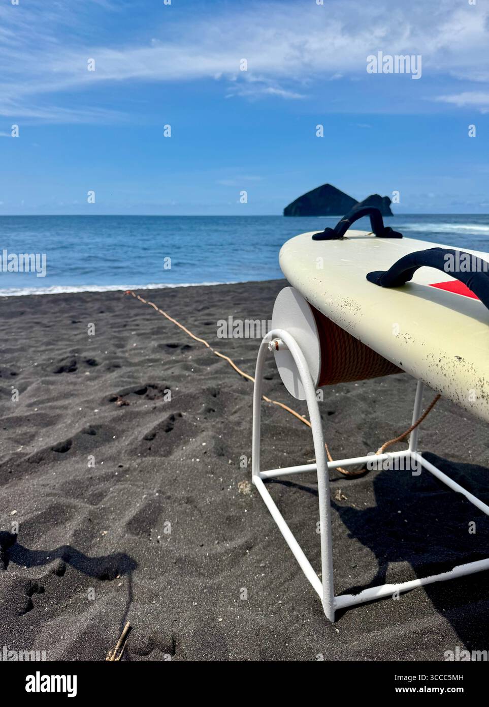 Station de sauveteur avec bobine de sauvetage et planche de sauveteur sur le sable noir de Mosteiros Beach, Açores. - Image de stock capturée avec un smartphone