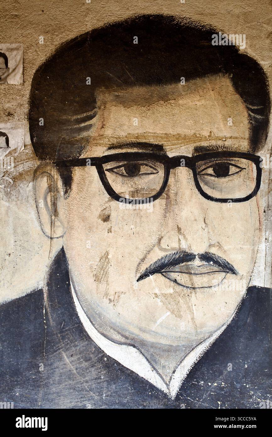 Peinture murale de rue décolorée du cheikh Mujibur Rahman, connu sous le nom de Bongobondhu, peinte sur un mur à Sylhet, Bangladesh. Banque D'Images