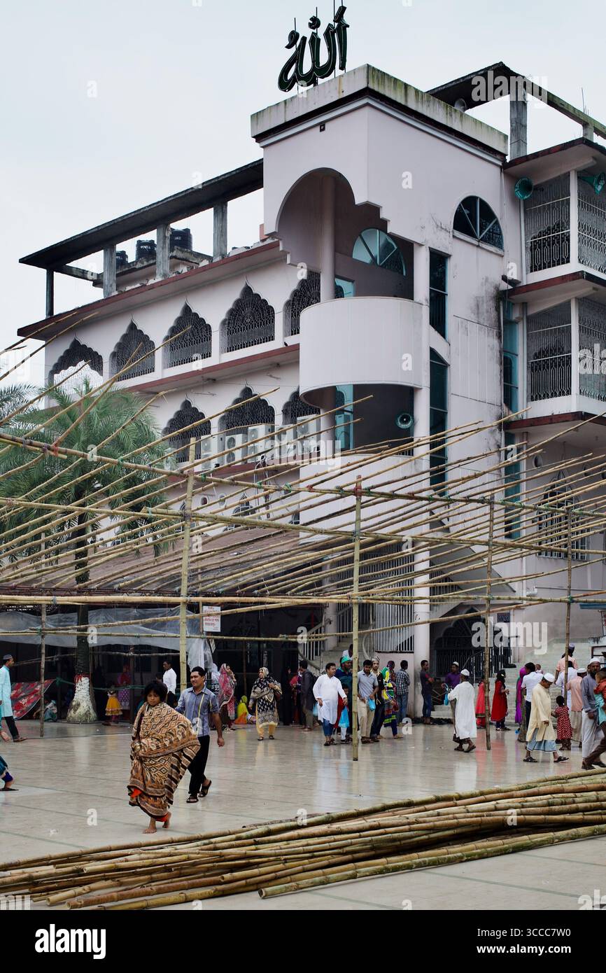 Pèlerins au complexe Soufi saint Hazrat Shah Jalal mazar à Sylhet, Bangladesh, avec des structures en bambou installées dans la cour. Banque D'Images