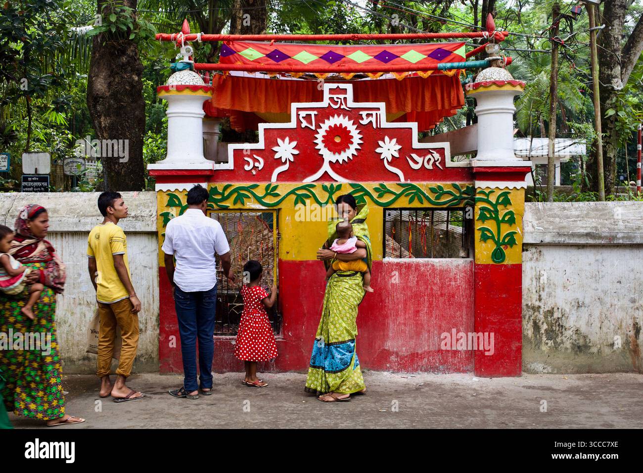 Les visiteurs se rassemblent devant la tombe aux couleurs vives de Hazrat Maju Shah (RA), compagnon du saint Soufi Hazrat Shah Jalal, à Sylhet, au Bangladesh. Banque D'Images