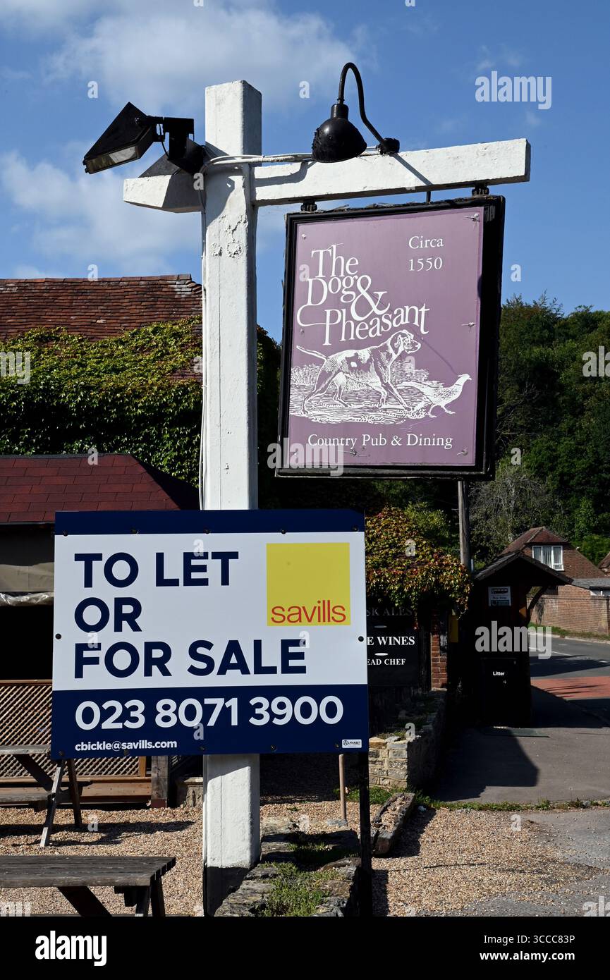 The Dog and Pheasant, un pub de campagne situé dans le petit village de Brook, dans le Surrey, a récemment fermé ses portes et a cessé ses activités. Banque D'Images