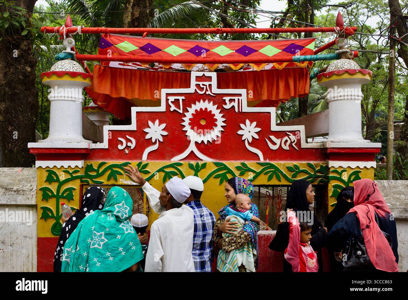 Les visiteurs se rassemblent devant la tombe aux couleurs vives de Hazrat Maju Shah (RA), compagnon du saint Soufi Hazrat Shah Jalal, à Sylhet, au Bangladesh. Banque D'Images