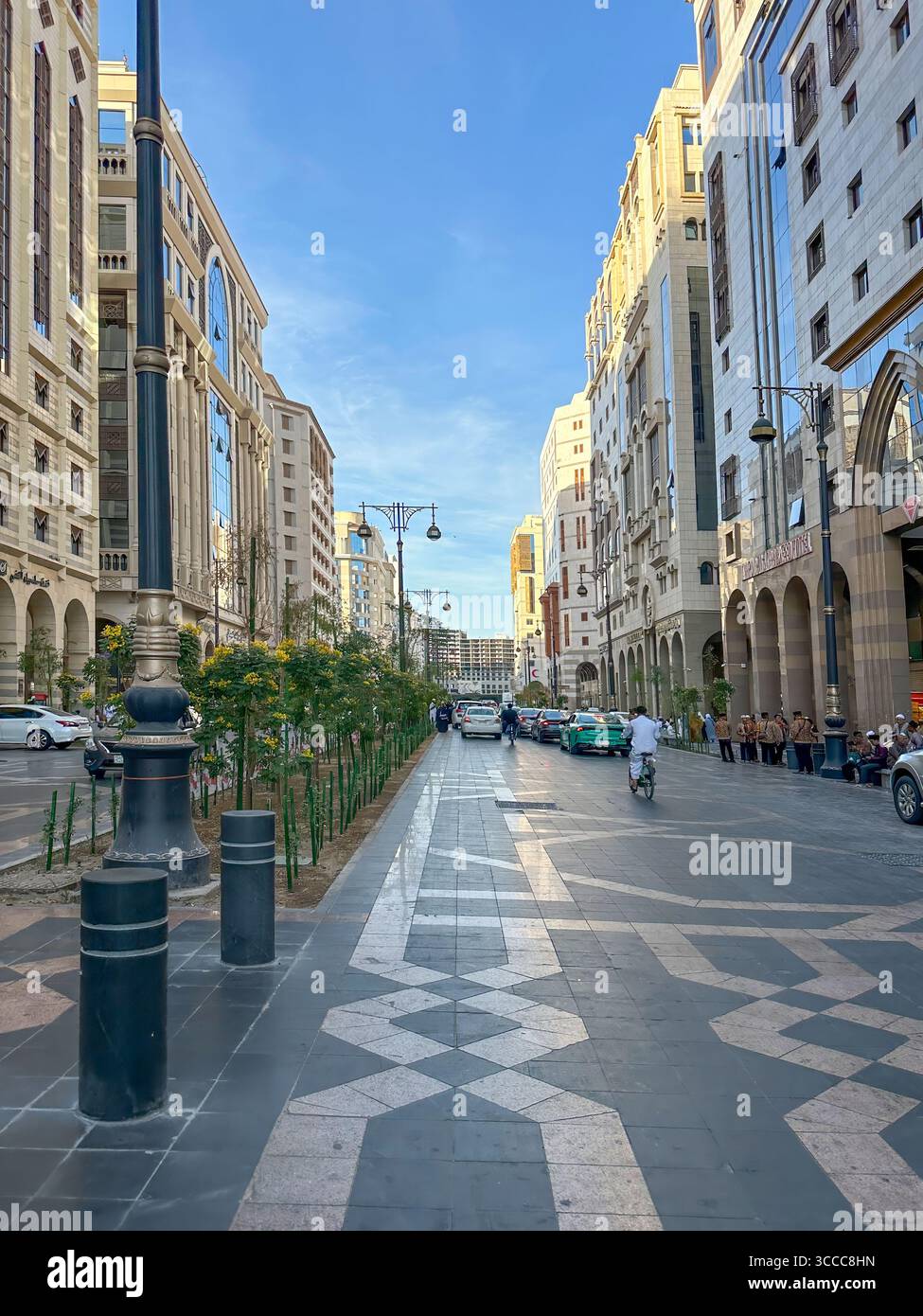 Rue centrale de Médine, hôtels debout, pèlerins allant à la Mosquée du Prophète. Arabie saoudite, Médine, 30 novembre 2024. Banque D'Images