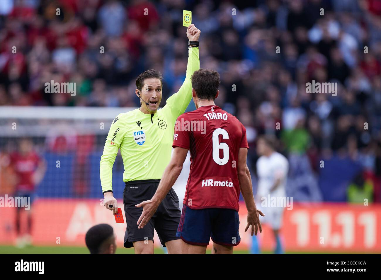 4 novembre 2023, PAMPELUNE, NAVARRE, ESPAGNE : Munuera Montero montre un carton jaune à Lucas Torro de CA Osasuna lors du match LaLiga EA Sports entre CA Osasuna et Girona FC à El Sadar le 4 novembre 2023, à Pampelune, Espagne. (Crédit image : © Ricardo Larreina/AFP7 via ZUMA Press Wire) Banque D'Images