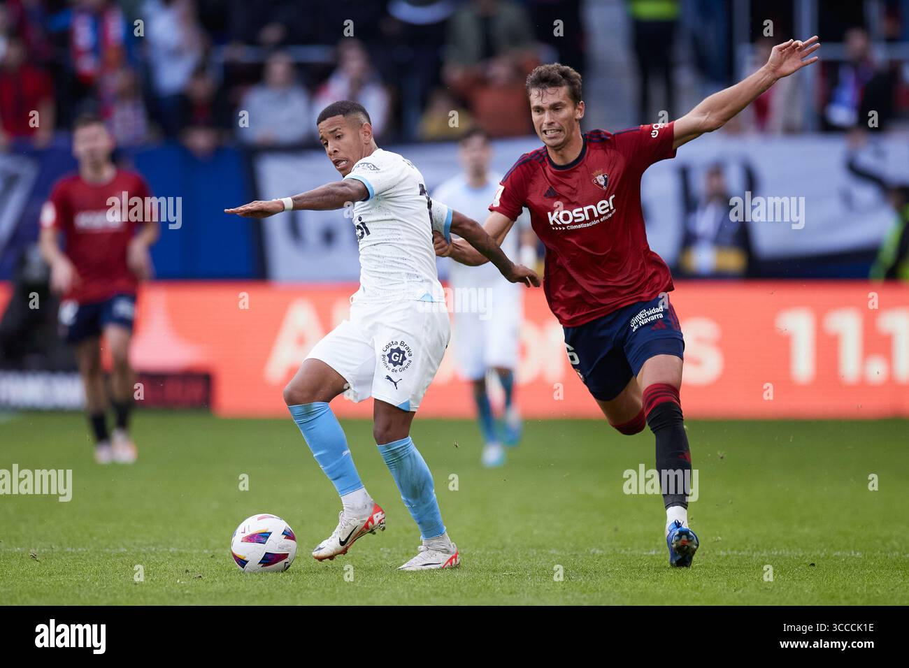 4 novembre 2023, PAMPELUNE, NAVARRE, ESPAGNE : Savio Moreira de Oliveira de Girona FC concourt pour le ballon avec Lucas Torro de CA Osasuna lors du match LaLiga EA Sports entre CA Osasuna et Girona FC à El Sadar le 4 novembre 2023, à Pampelune, Espagne. (Crédit image : © Ricardo Larreina/AFP7 via ZUMA Press Wire) Banque D'Images