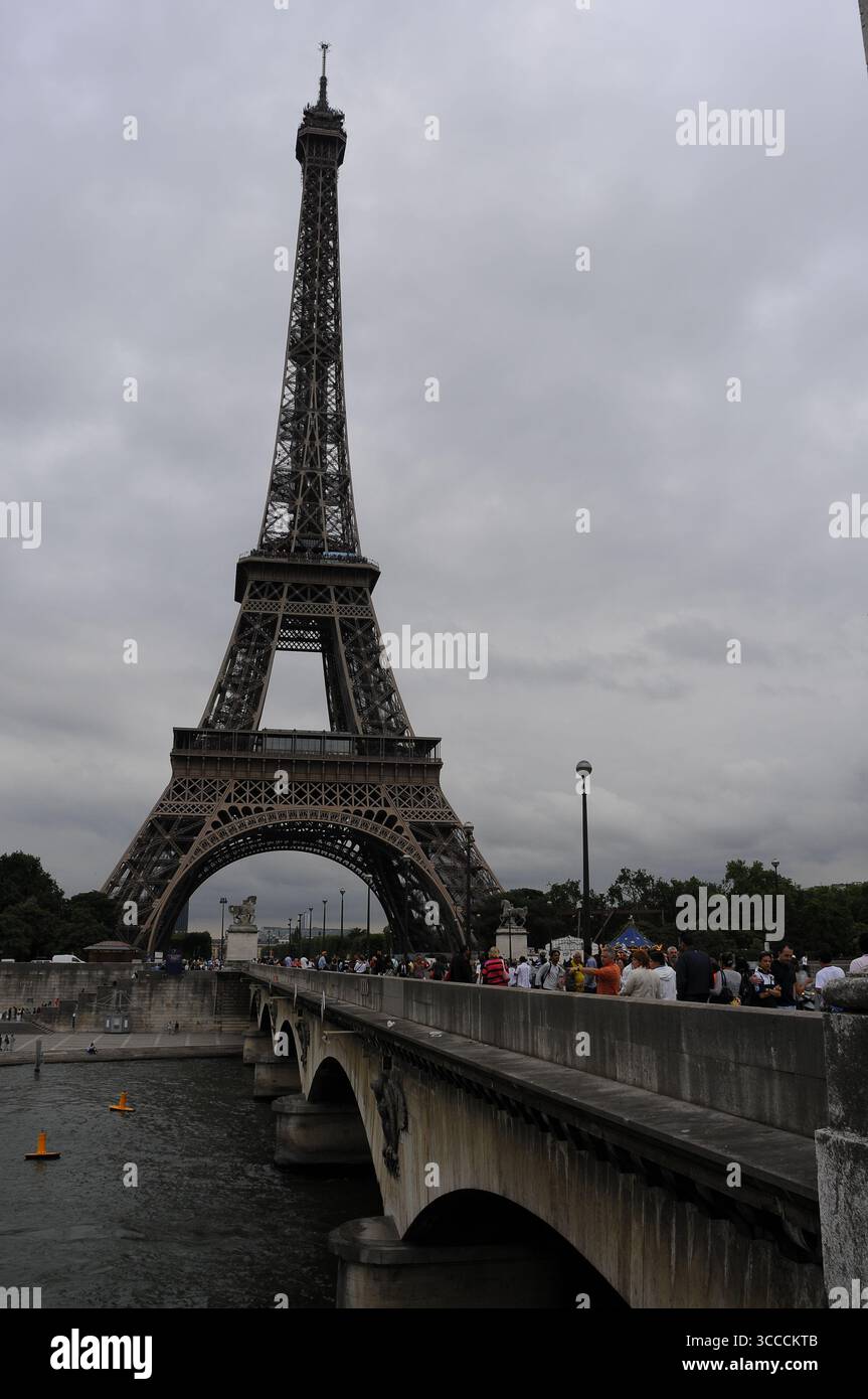 La Tour Eiffel, icône culturelle mondiale de la France et l'une des structures les plus reconnaissables au monde, située sur le champ de mars, à Paris Banque D'Images