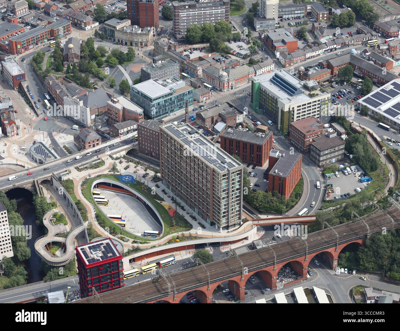 Vue aérienne du centre-ville de Stockport montrant le nouvel échangeur de bus Mersey Square Stockport et le parc, Stockport, Manchester Banque D'Images