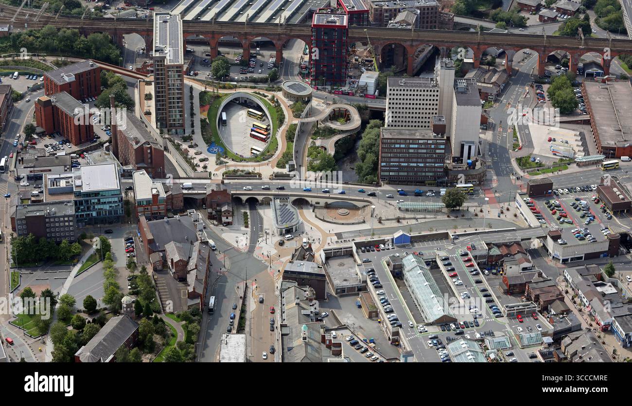 Vue aérienne du centre-ville de Stockport montrant le nouvel échangeur de bus Mersey Square Stockport et le parc, Stockport, Manchester Banque D'Images