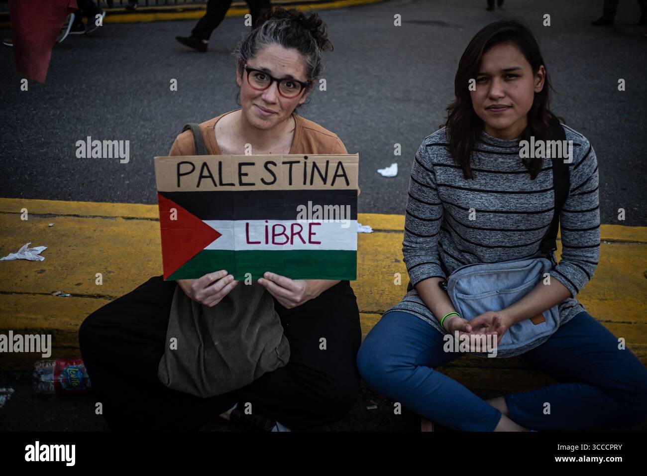 11 novembre 2023, Buenos Aires, Buenos Aires, Argentine : des femmes assises dans les rues de la Plaza de Mayo pendant une manifestation contre le génocide en Palestine. Ils tiennent une pancarte qui dit ''Palestine libre'' (crédit image : © Daniella Fernandez Realin/ZUMA Press Wire) Banque D'Images