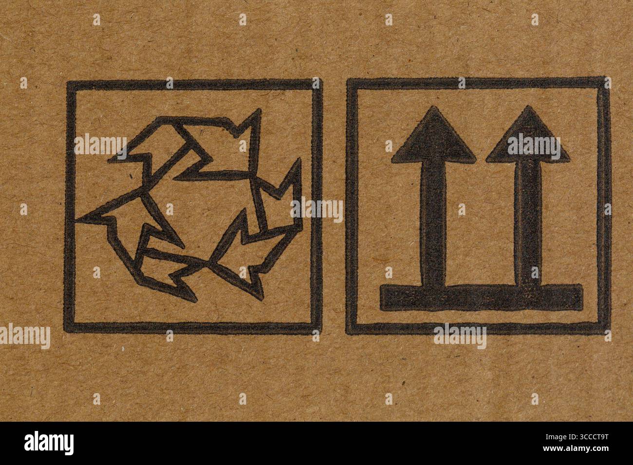 recyclage recyclage recyclage logo symbole et garder droit de cette façon flèche vers le haut flèches pointant vers le haut flèche vers le haut - détail du symbole sur la boîte d'emballage en carton Banque D'Images