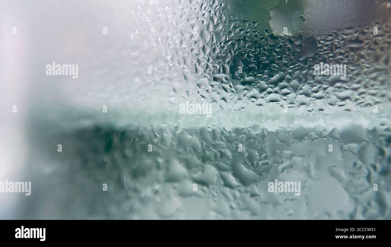 gros plan texture de l'eau froide avec de la glace dans un verre - Image de stock capturée avec un smartphone