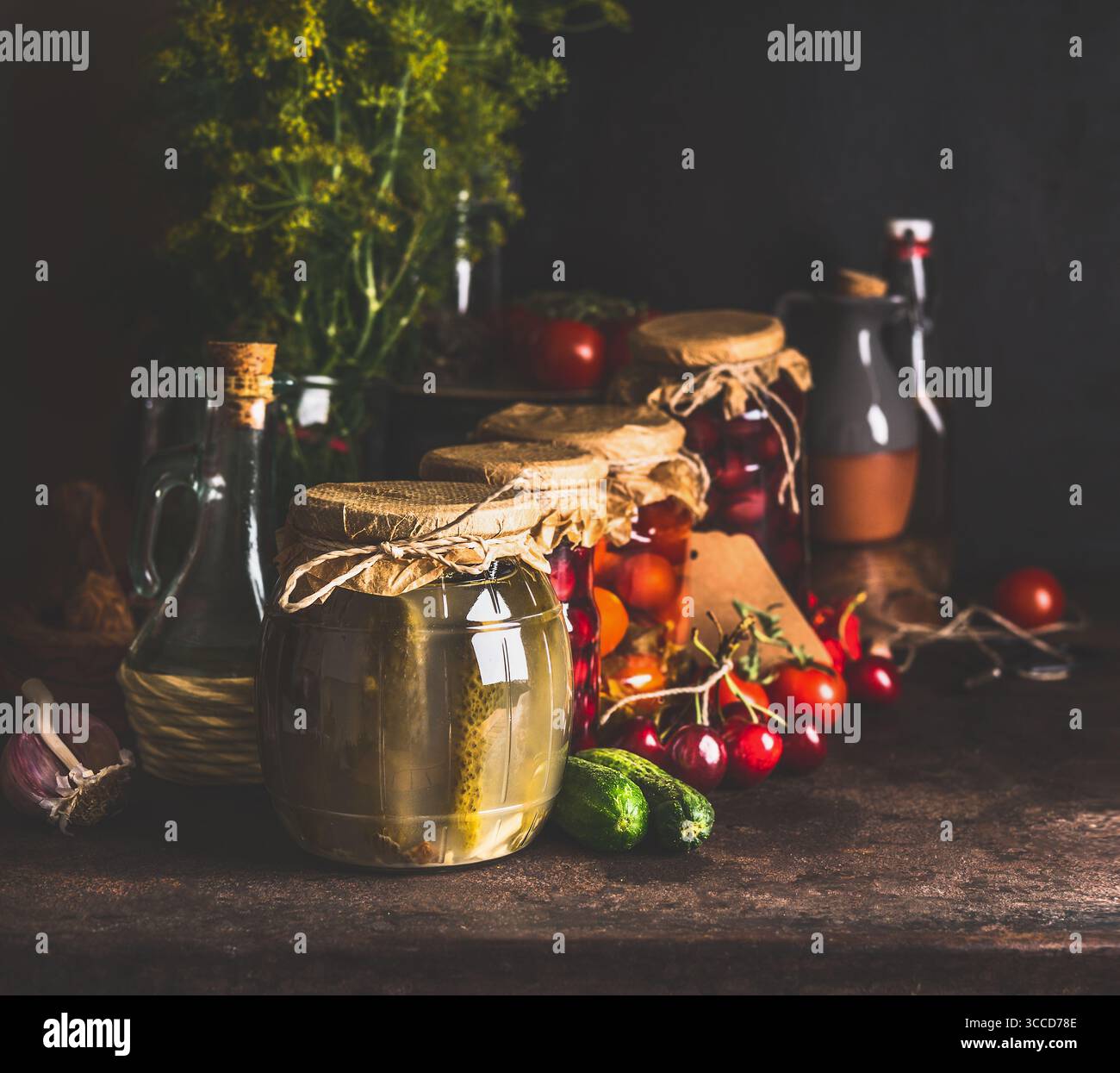 Bocaux avec variété de conserves traditionnelles agricoles fermentés fruits et légumes bio de saison sombre sur fond rustique. La mise en conserve de l'automne. Conservat Banque D'Images