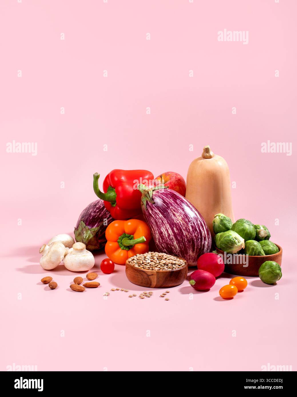 Fond végétalien avec des légumes d'automne frais de saison, nature morte végétalienne d'automne sur rose, espace de copie Banque D'Images