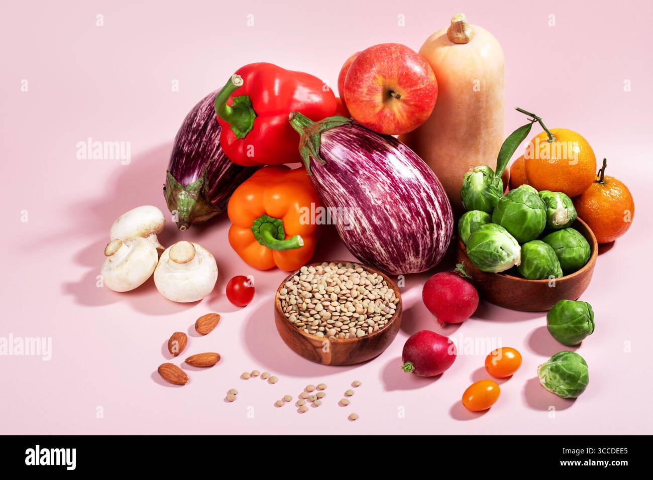 Carte végétalienne avec des légumes d'automne frais de saison, nature morte végétalienne d'automne sur rose, espace de copie Banque D'Images