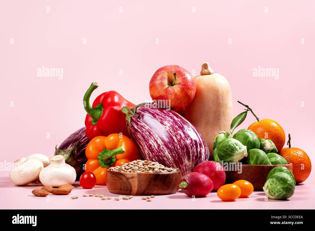 Carte végétalienne avec des légumes d'automne frais de saison, nature morte végétalienne d'automne sur rose, espace de copie Banque D'Images