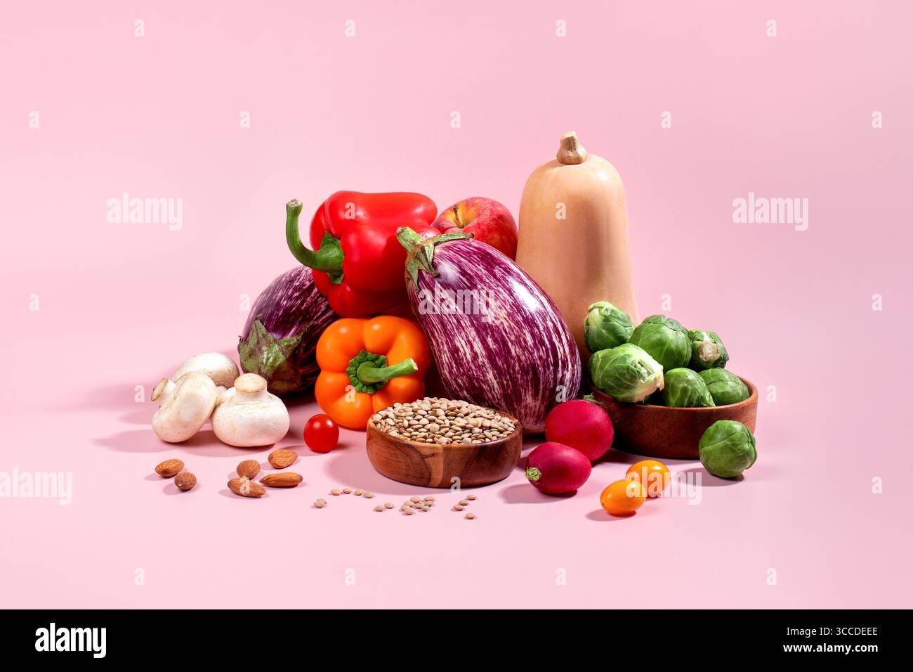 Carte végétalienne avec des légumes d'automne frais de saison, nature morte végétalienne d'automne sur rose, espace de copie Banque D'Images