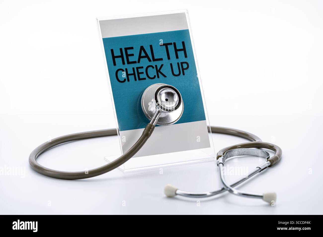 Un stéthoscope repose contre le signe qui lit le bilan de santé vers le haut, symbolisant l'examen médical et les soins de santé. l'image exprime le sens du professionnalisme Banque D'Images