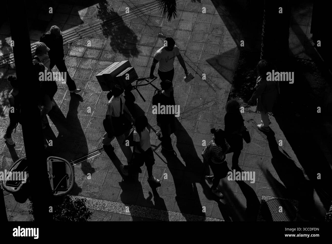 Vue d'une fenêtre d'hôtel donnant sur la place Omonoia à Athènes, Grèce, avec des gens marchant dans la rue ci-dessous dans la scène urbaine animée. Banque D'Images