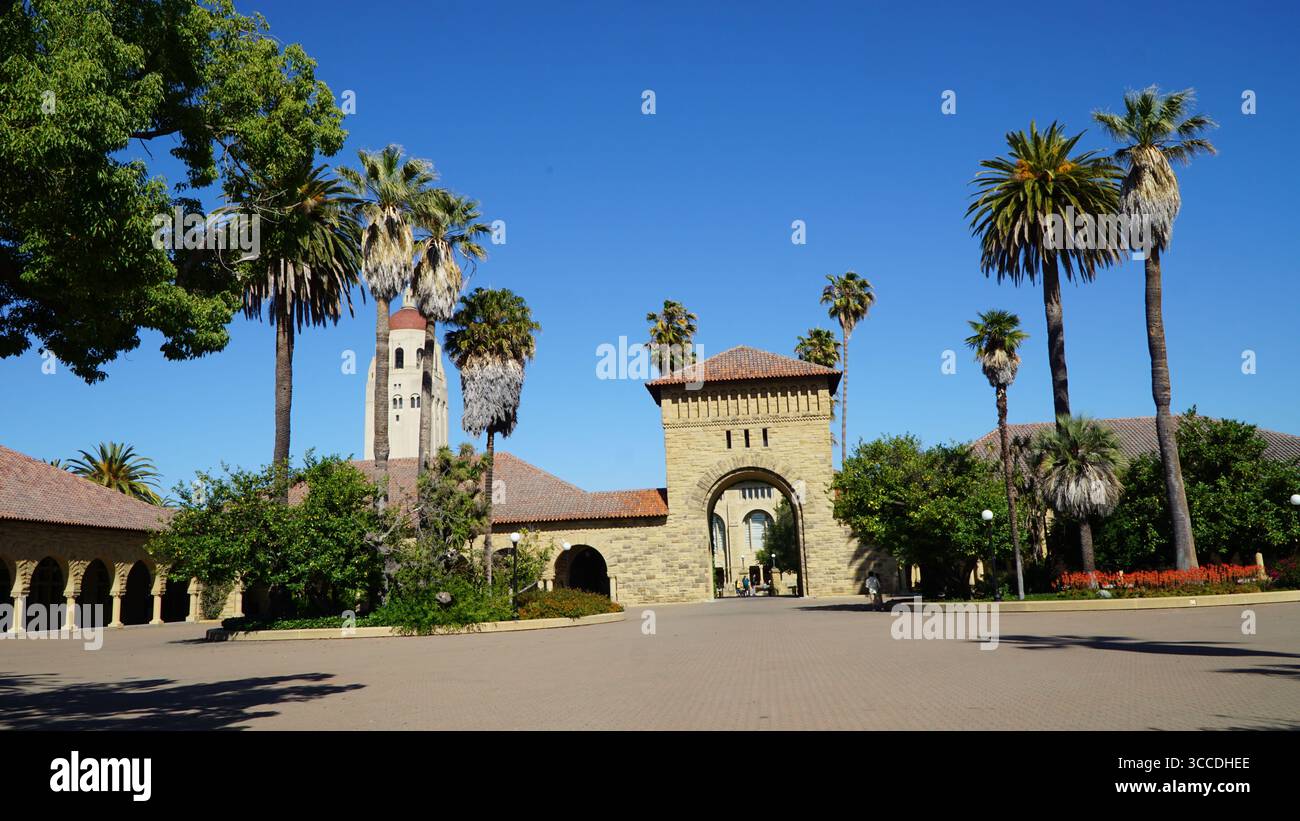 Entrée principale Quad et tour Hoover à l'Université de Stanford à Palo Alto, Californie, États-Unis, par une journée claire et ensoleillée Banque D'Images