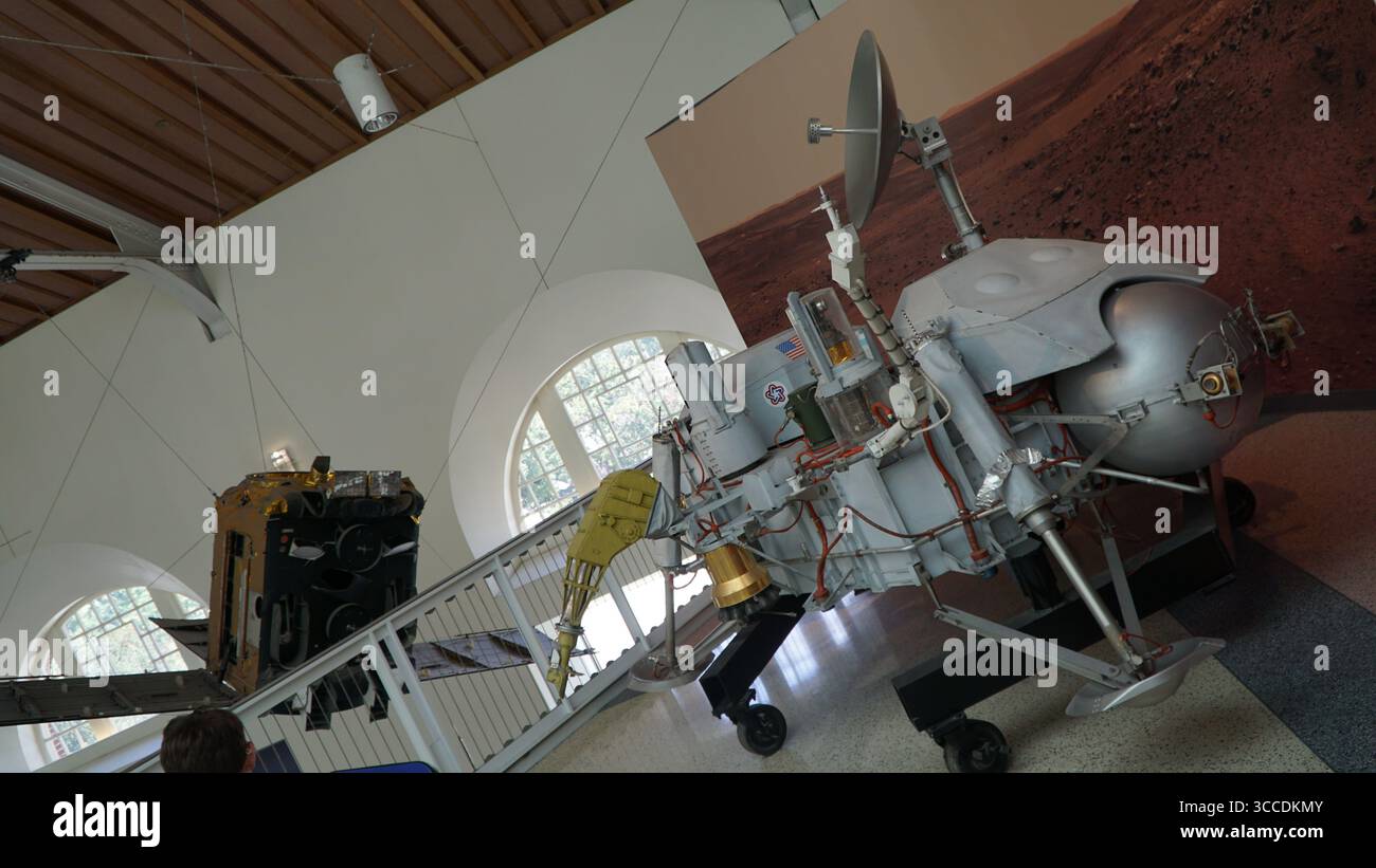 Modèle du vaisseau spatial Viking mars de la NASA exposé dans un musée de l'aérospatiale, avec la surface de mars en toile de fond. Banque D'Images