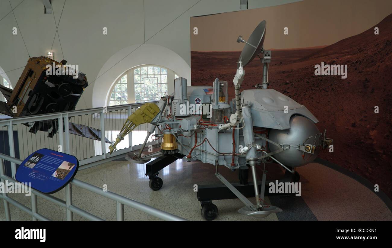 Modèle du vaisseau spatial Viking mars de la NASA exposé dans un musée de l'aérospatiale, avec la surface de mars en toile de fond. Banque D'Images