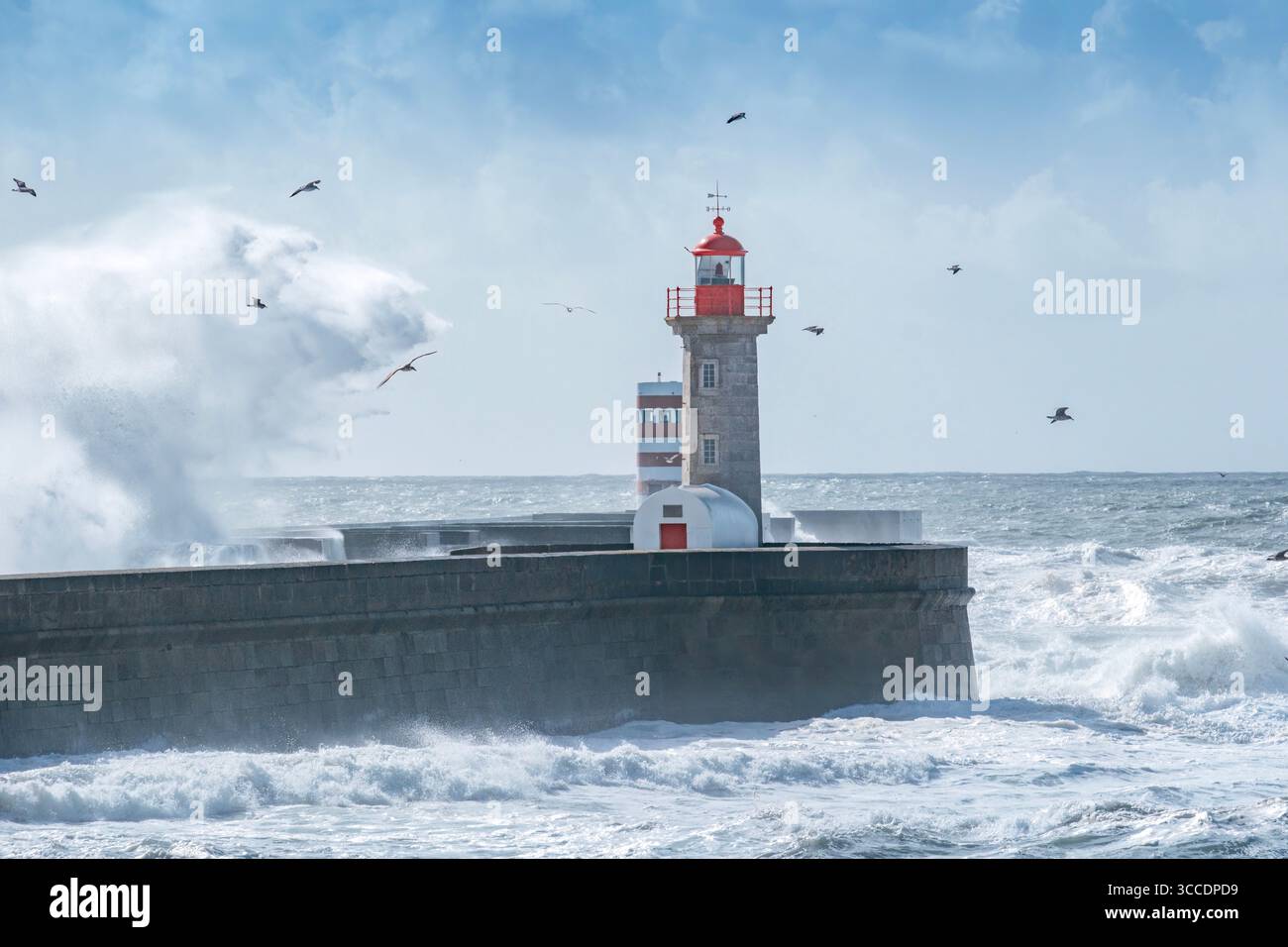 Des vagues de l'Atlantique massives s'écrasent contre le mur brise-lames du phare de Porto. Défense maritime portugaise, tempête, protection côtière océan dramatique Banque D'Images