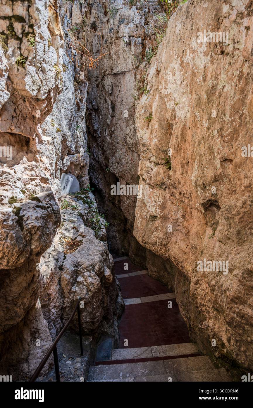 C'est un endroit magique qui est situé à Gaeta et qui attire chaque année des milliers de visiteurs fascinés par les trois fissures sur le promontoire. Banque D'Images