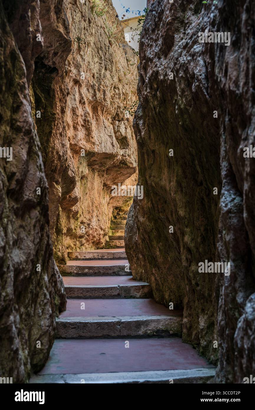 C'est un endroit magique qui est situé à Gaeta et qui attire chaque année des milliers de visiteurs fascinés par les trois fissures sur le promontoire. Banque D'Images