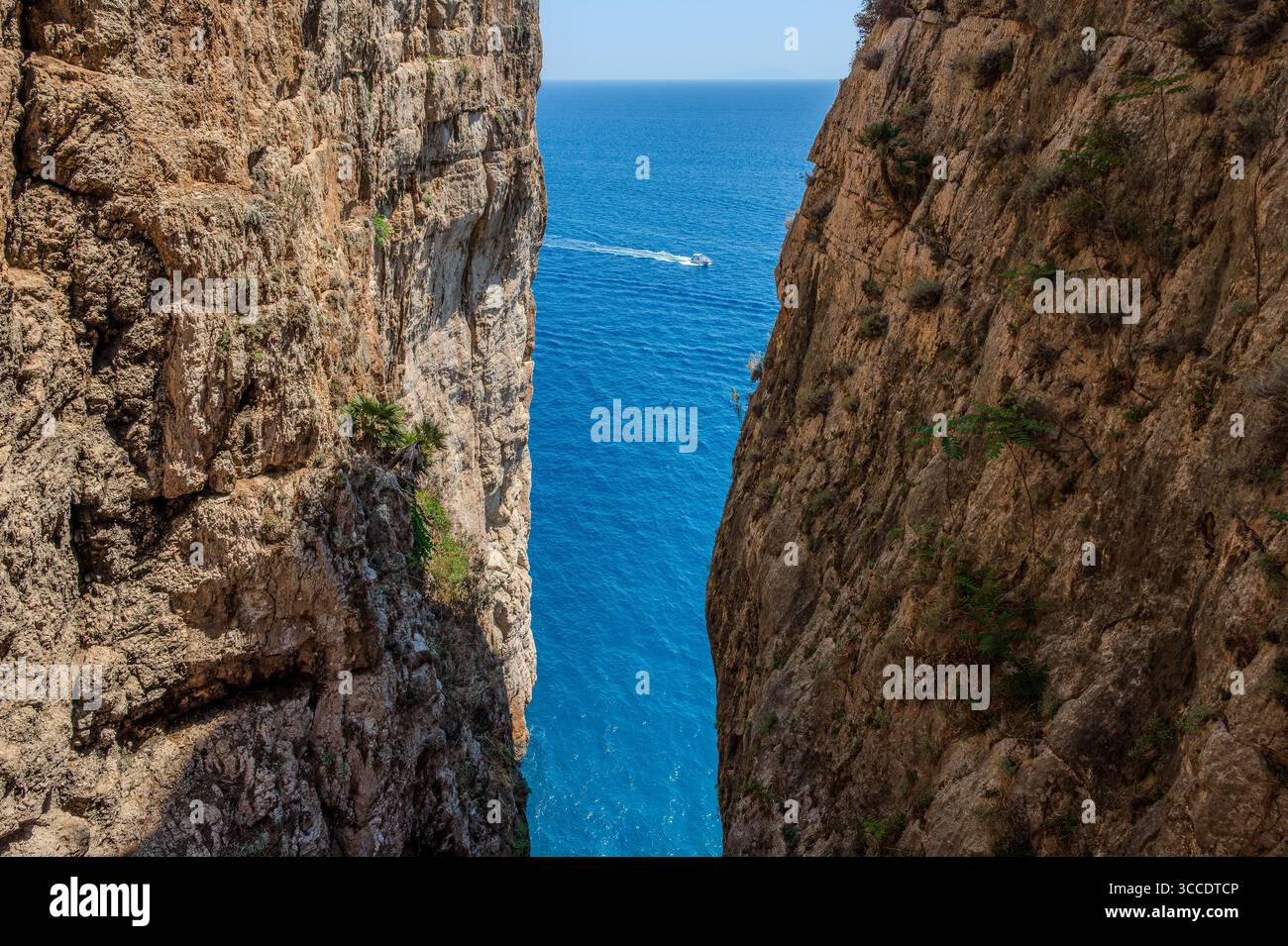 C'est un endroit magique qui est situé à Gaeta et qui attire chaque année des milliers de visiteurs fascinés par les trois fissures sur le promontoire. Banque D'Images
