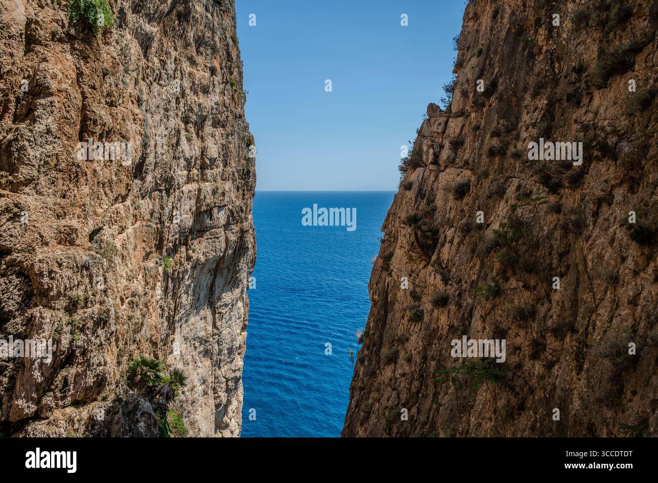 C'est un endroit magique qui est situé à Gaeta et qui attire chaque année des milliers de visiteurs fascinés par les trois fissures sur le promontoire. Banque D'Images