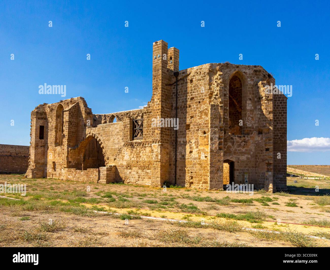 Les ruines de l'église carmélite du XIVe siècle ou Karmelit Kilikesi dans la ville fortifiée de Famagouste dans la République turque de Chypre du Nord. Banque D'Images