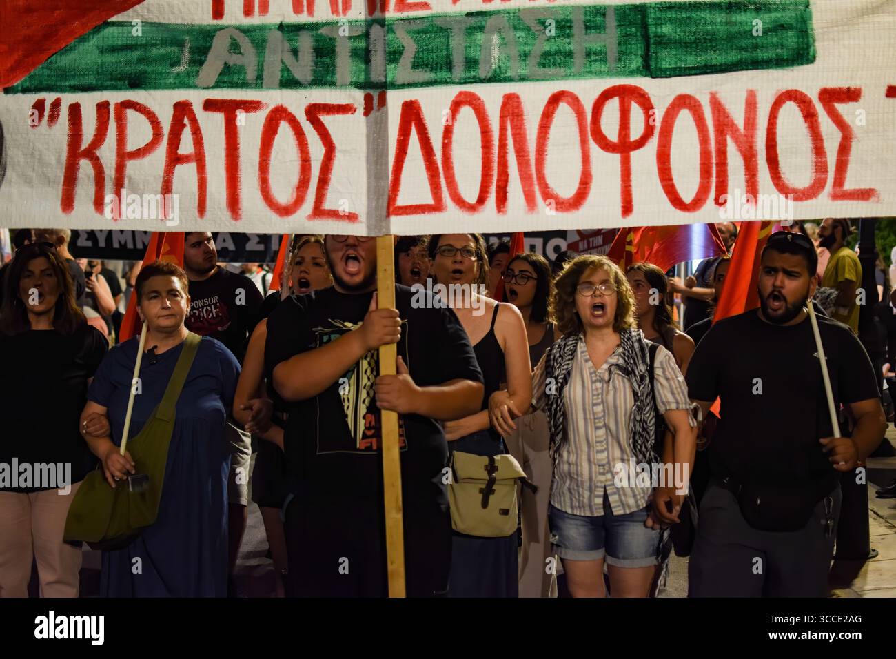 Athènes, Grèce, 10 août 2025. Les manifestants tiennent une banderole qui indique « État meurtrier » lors d’une manifestation condamnant la famine à Gaza et l’arrivée de soldats israéliens en vacances en Grèce. Le rallye était l'un des 100 événements similaires organisés à travers la Grèce le même jour. Crédit : Dimitris Aspiotis/Alamy Live News Banque D'Images