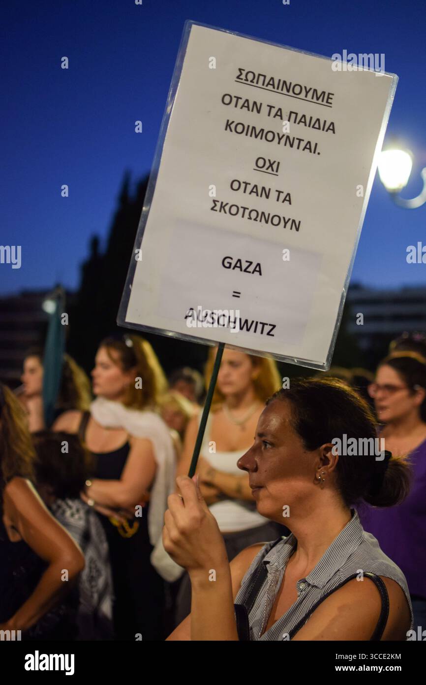 Athènes, Grèce, 10 août 2025. Un manifestant tient une pancarte qui dit : « nous sommes silencieux quand les enfants dorment. Pas lorsqu’ils sont tués » lors d’une manifestation condamnant la famine à Gaza et l’arrivée de soldats israéliens en vacances en Grèce. Le rallye était l'un des 100 événements similaires organisés à travers la Grèce le même jour. Crédit : Dimitris Aspiotis/Alamy Live News Banque D'Images