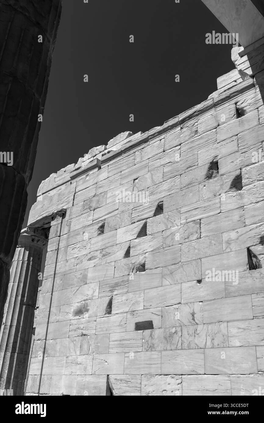En regardant vers le portail Propylaea de l'Acropole à Athènes, en Grèce, sous un ciel bleu vif, mettant en évidence l'architecture classique et l'histoire. Banque D'Images