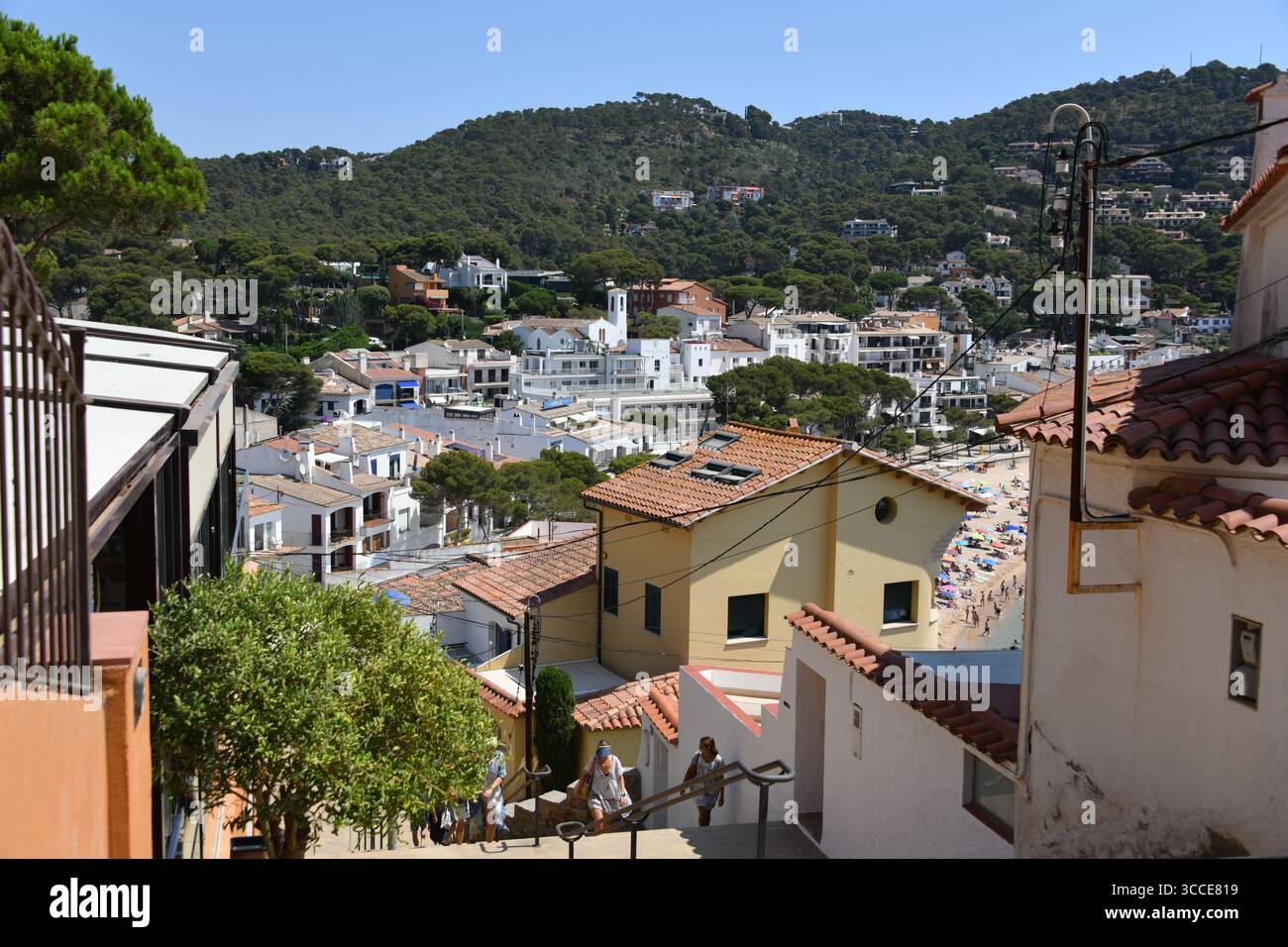 Vue sur Llafranc depuis les marches pour accéder à la promenade côtière entre Calella de Palafrugell et Tamaru Banque D'Images