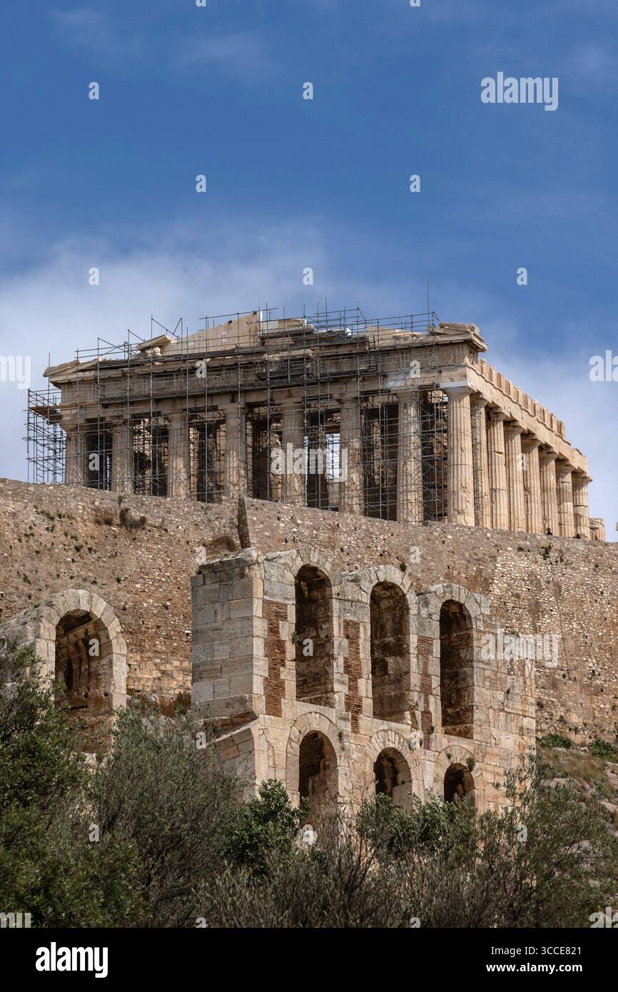 En regardant le Parthénon sur l'Acropole, Athènes, Grèce, vu de Dionysiou Areopagitou, une célèbre rue piétonne et monument. Banque D'Images