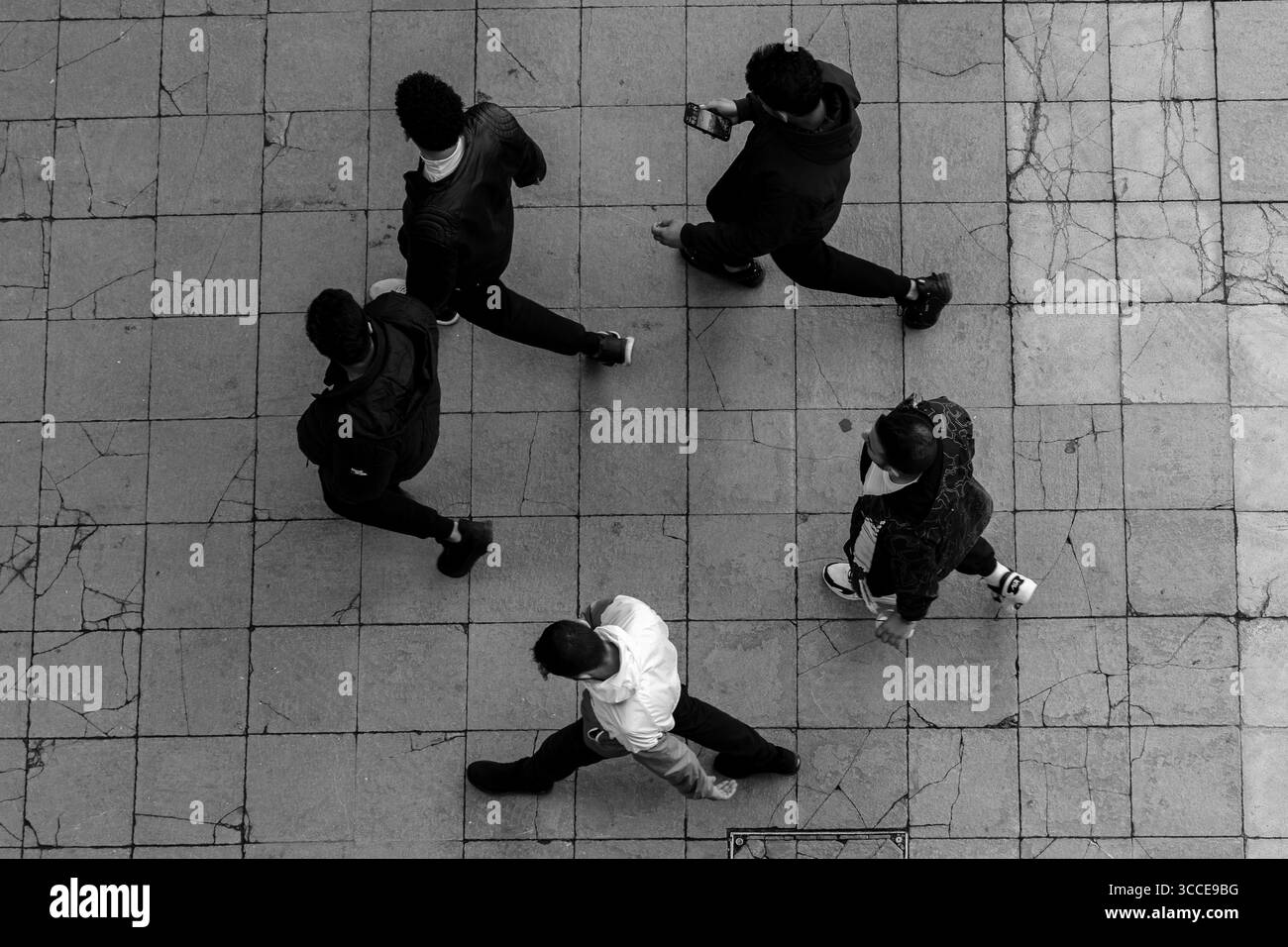Vue d'une fenêtre d'hôtel donnant sur la place Omonoia à Athènes, Grèce, avec des gens marchant dans la rue ci-dessous dans la scène urbaine animée. Banque D'Images