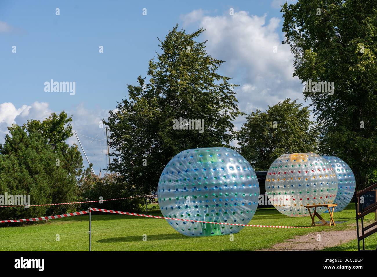 10 août 2025, Haapsalu, Estonie : grandes balles gonflables colorées pour les activités récréatives de plein air sur la pelouse verte. Banque D'Images