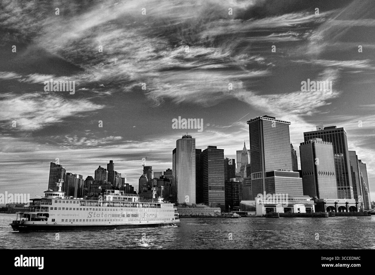 21 septembre 2009, New York, État de New York, États-Unis : MV Andrew J. Barberi Staten Island Ferry et Brooklyn Skyline, port de New York, États-Unis. La « classe Barberi » se compose du MV Andrew J. Barberi et du MV Samuel I. Newhouse, construits respectivement en 1981 et 1982. Chaque bateau a un équipage de 15 personnes, peut transporter 6 000 passagers mais pas de voitures, mesure 310 pieds (94 m) de long et 69 pieds 10 pouces (21,29 m) de large, avec un tirant d'eau de 13 pieds 6 pouces (4,11 m), 3 335 tonnes brutes, avec une vitesse de service de 16 nœuds (30 km/h), et des moteurs capables de 8 000 chevaux (6,0 MW). Ces navires ont été construits à l'Equitable Shi Banque D'Images