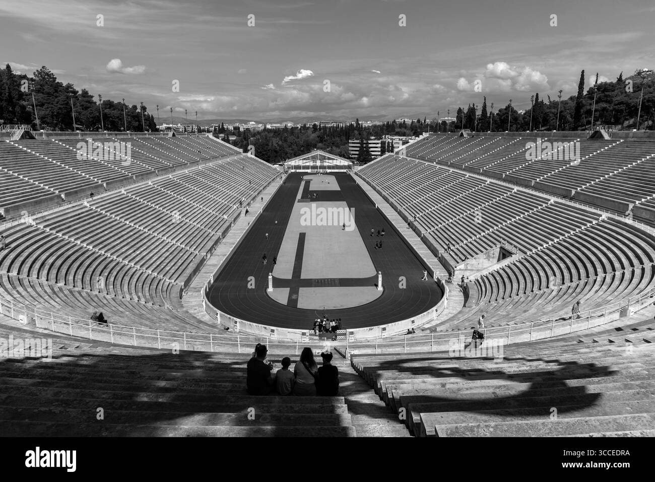 Vue panoramique sur le stade panathénaïque historique d'Athènes, Grèce, mettant en valeur sa structure en marbre, le paysage urbain environnant et le ciel dégagé. Banque D'Images