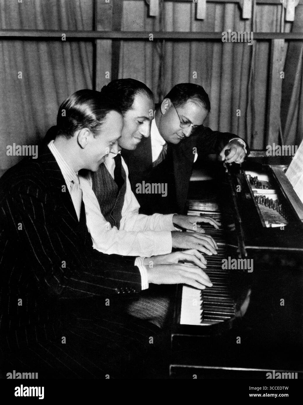 1937, Los Angeles, Californie, États-Unis : casting, équipe de production personnel à la répétition lors de la réalisation du film ''Shall We Dance'', acteur principal FRED ASTAIRE, GEORGE GERSHWIN (dont la musique est par), ira GERSHWIN (lunettes, qui a écrit les paroles du film), date de sortie le 7 mai 1937. Société de production et de distribution RKO Radio Pictures, Inc. Un film sur, une danseuse de ballet et une showgirl feignent un mariage à des fins publicitaires, puis tombent amoureux. Filmé aux studios RKO, 780 N. Gower Street, Hollywood, Los Angeles, Californie, États-Unis. (Crédit image : © RKO Studios via ZUMA Press Wire) Banque D'Images