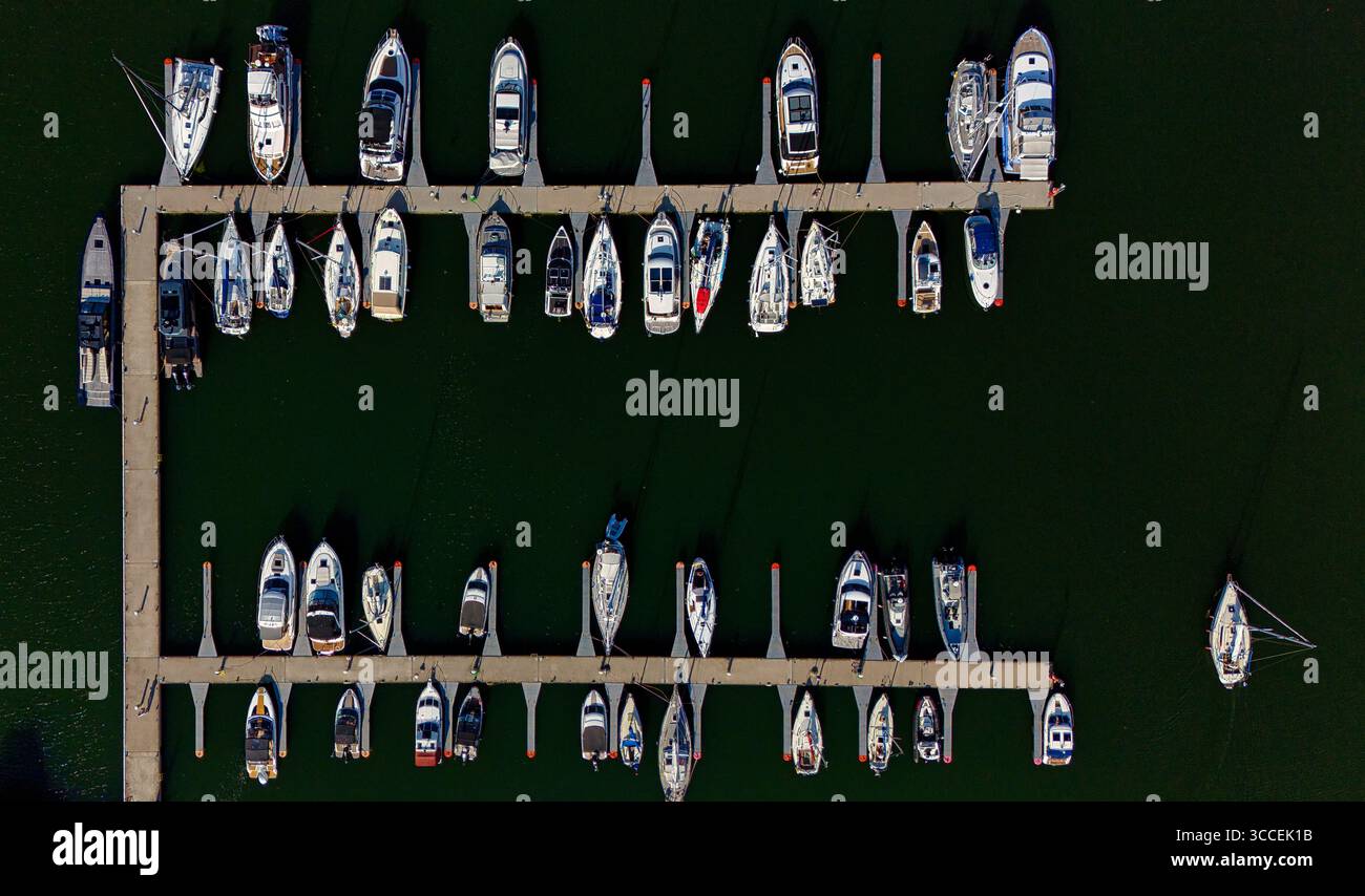 Drone vue de Yacht Marina avec voiliers - Scenic Aerial Harbor perspective Banque D'Images