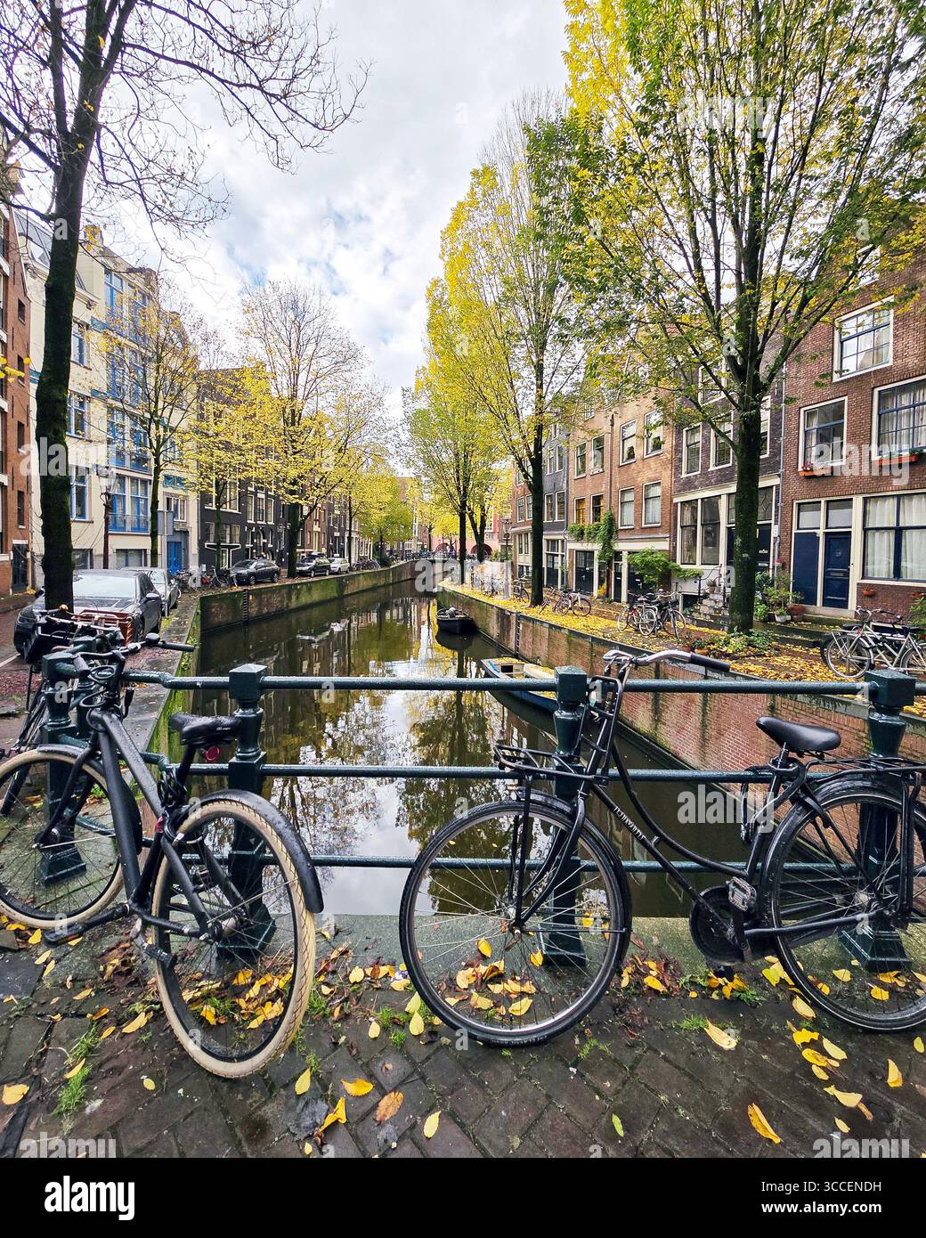 Canal résidentiel calme à Amsterdam avec bateaux amarrés, eau calme et maisons historiques, pays-Bas. - Image de stock capturée avec un smartphone
