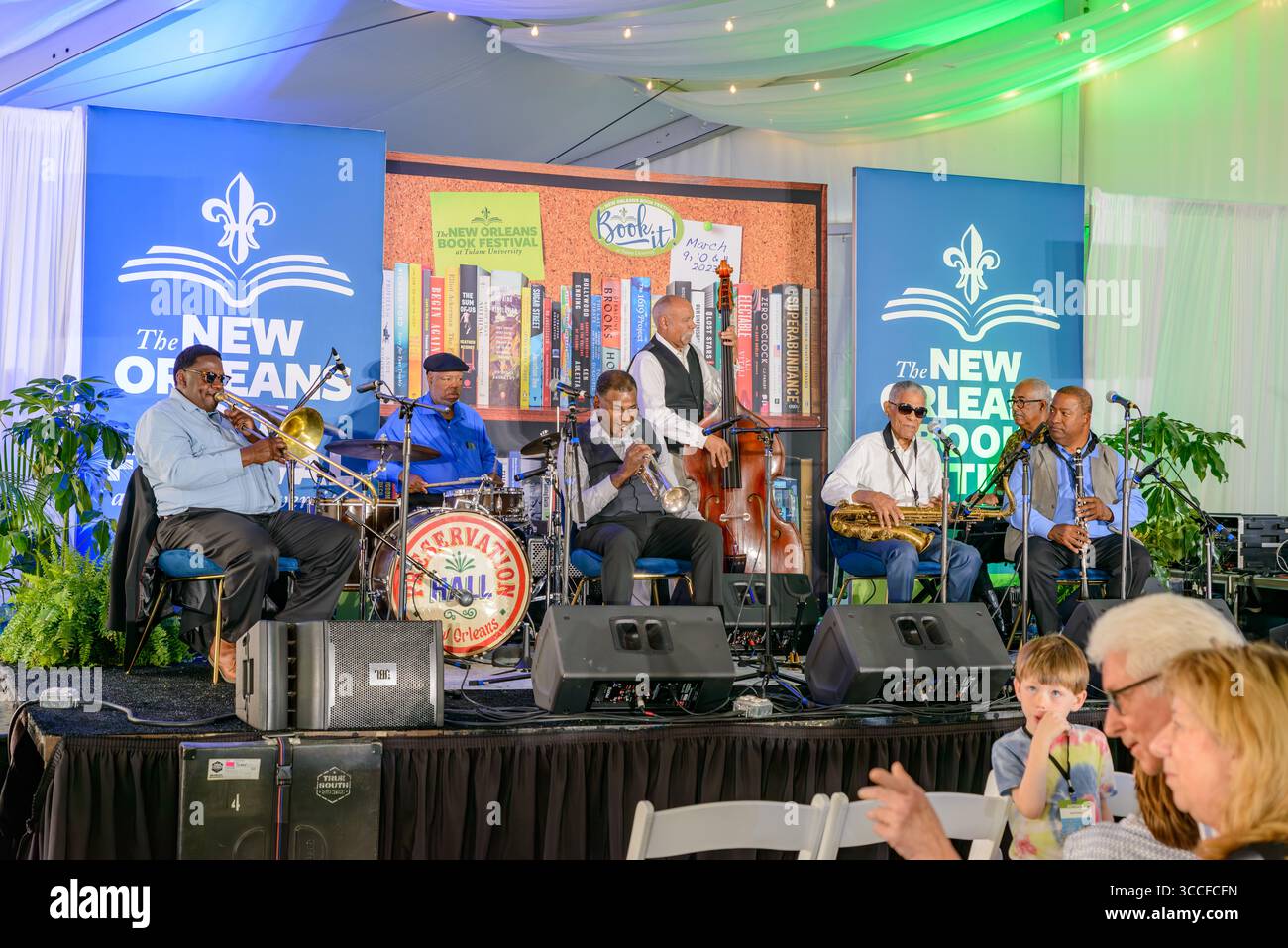 NEW ORLEANS, LOUISIANE, États-Unis - 11 MARS 2023 : le Preservation All-Star Band se produit à l'événement de clôture du New Orleans Book Festival 2023 Banque D'Images