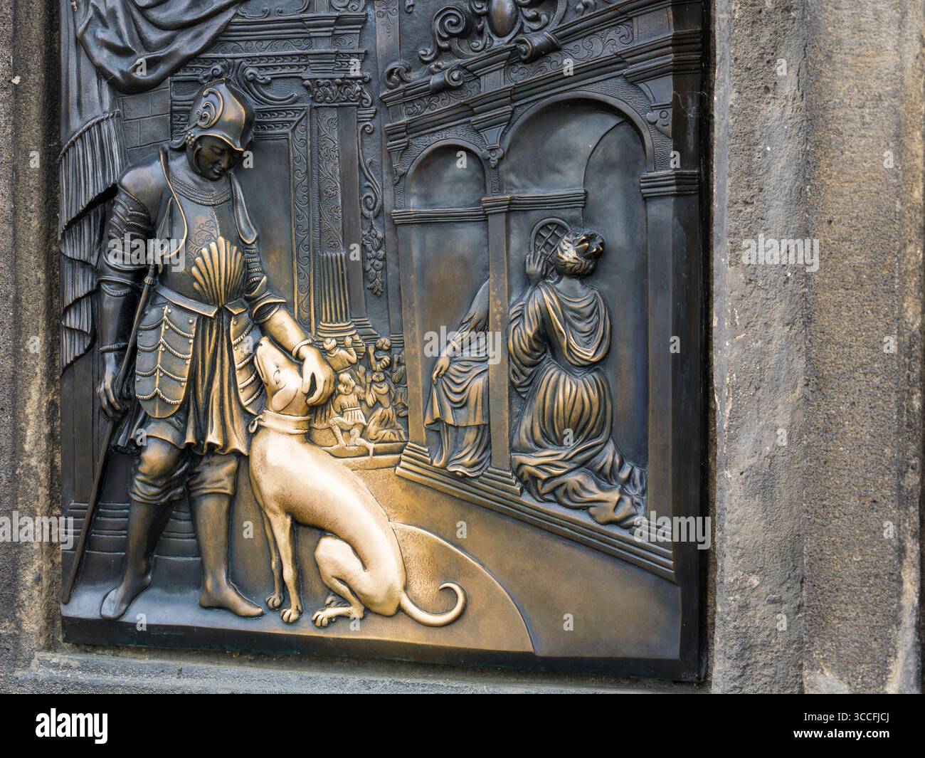 Chien de frottement sur plaque de laiton donne bonne chance, la statue de John Nepomuk, Pont Charles, Prague, Tchéquie, Europe, UE. Banque D'Images